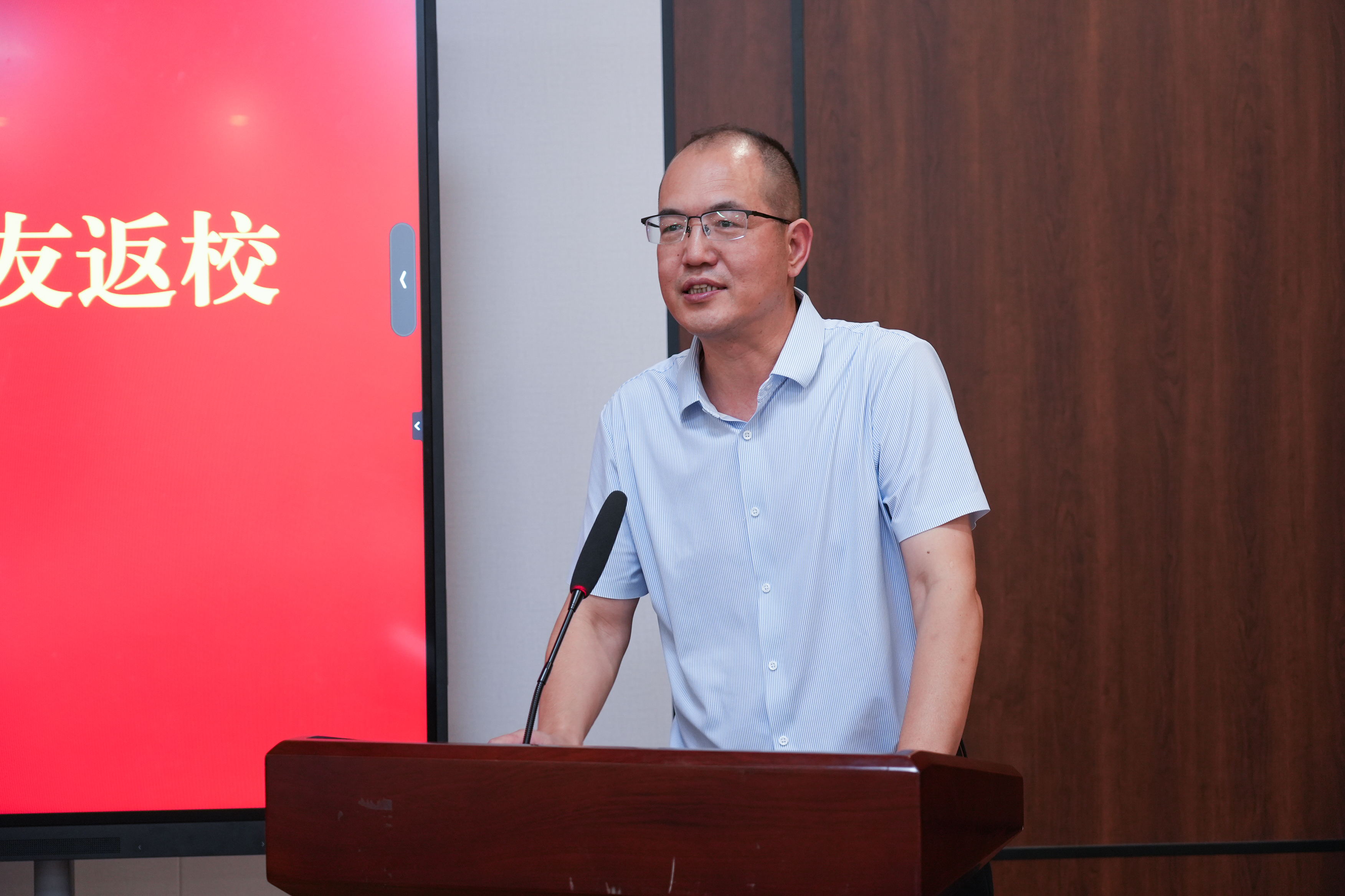 经理王进义教授致欢迎辞并介绍公司发展情况.jpg