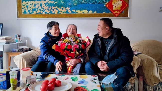 8f61b41a0a634dc28692a5e41209cfa2.jpg 看望李群老师.jpg